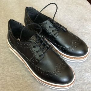 Steve Madden EUC wingtip platform shoes